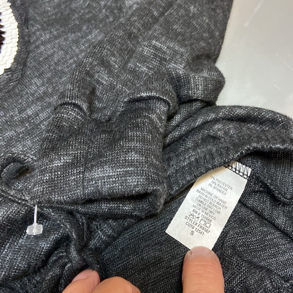 * Sale 2/$10! 💰 Cute top by Free Kisses, size S, gray w/ sequin appliqué. New! - Picture 4 of 7